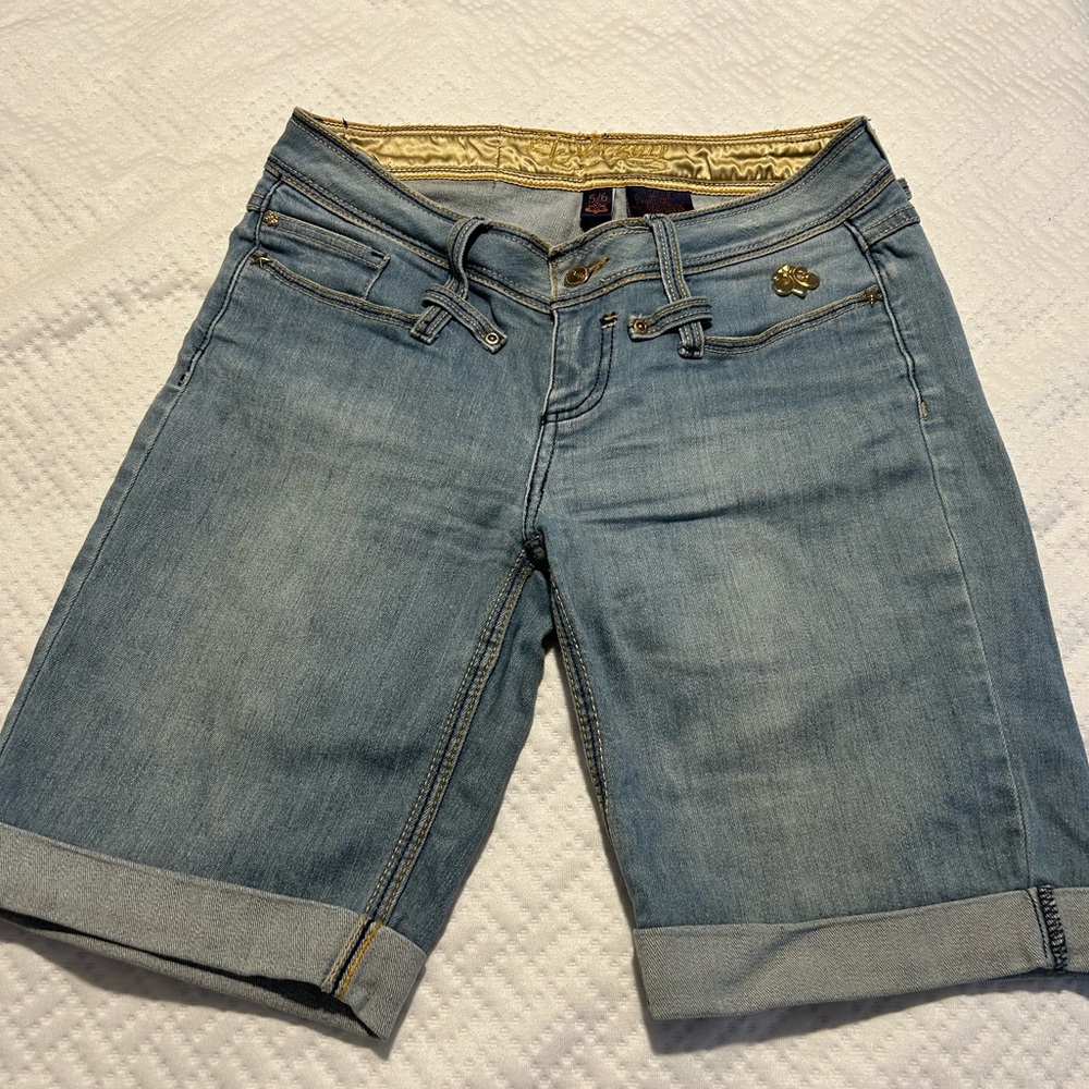Dereon women shorts. Size 8 (US)